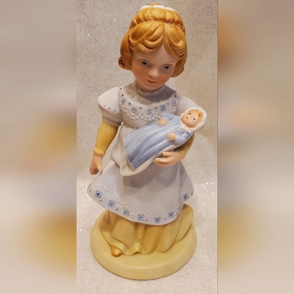 Vintage 1981 Avon A mothers love Porcelain Figurine - Picture 2 of 6